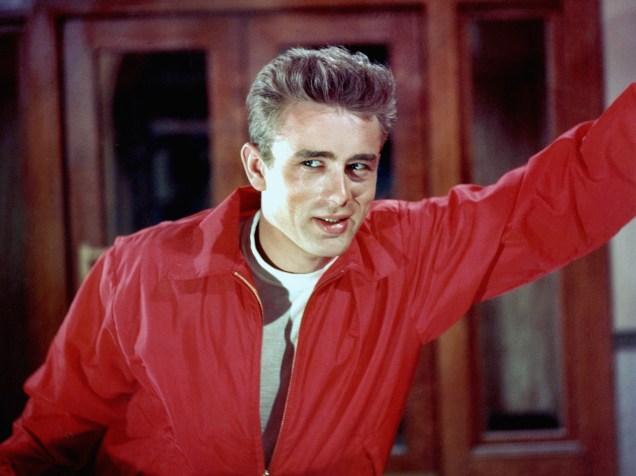 O ator James Dean posa para uma campanha publicitária do filme Rebelde sem Causa, em 1955
