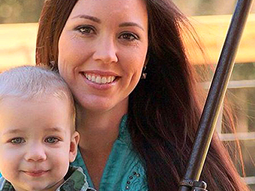 Americana Jamie Gilt recebe disparo acidental de arma de fogo, feito pelo próprio filho