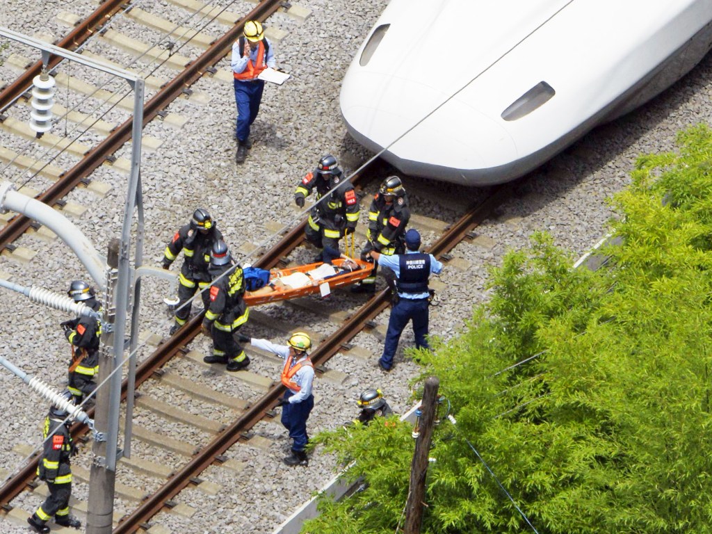 Homem ateia fogo em si próprio dentro de um Shinkansen, o trem-bala do Japão