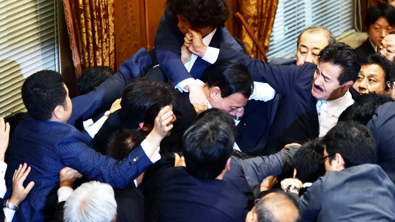 Membros do Parlamento japonês entraram em confronto durante debate sobre projeto de reforma da lei de segurança