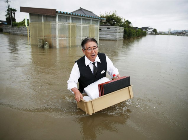 Homem caminha por rua inundada em Ibarak, Japão