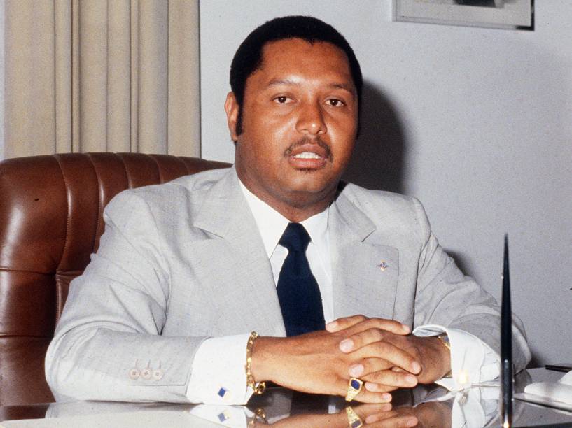 Jean-Claude Duvalier recebeu o apelido de Baby Doc, em referência ao seu pai, Papa Doc, antigo ditador do Haiti Jean-Claude Duvalier recebeu o apelido de Baby Doc, em referência ao seu pai, Papa Doc, antigo ditador do Haiti