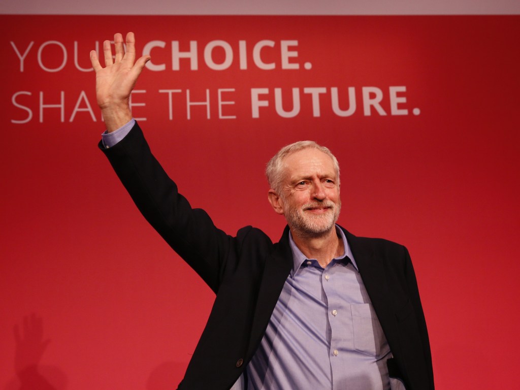 Jeremy Corbyn comemora ao ser eleito o novo líder trabalhista britânico