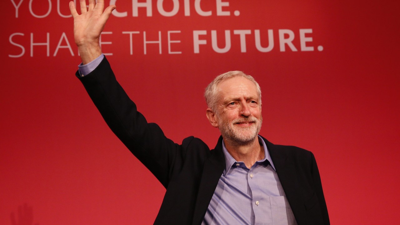 Jeremy Corbyn comemora ao ser eleito o novo líder trabalhista britânico