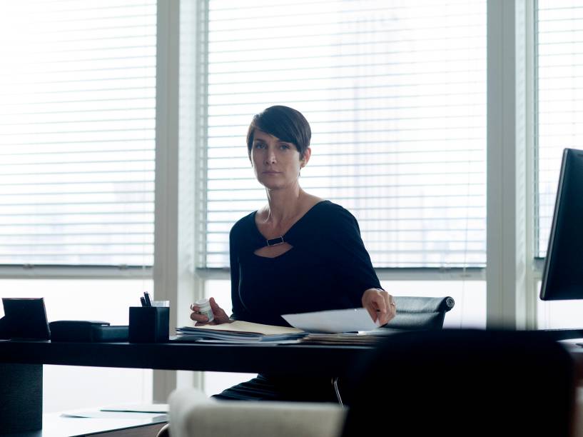 Carrie-Anne Moss como Jeri Hogarth em cena do seriado Jessica Jones, da Netflix