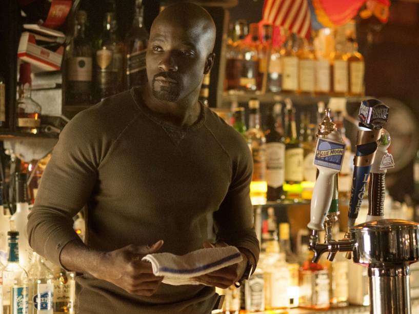 Mike Colter como Luke Cage, na série Jessica Jones