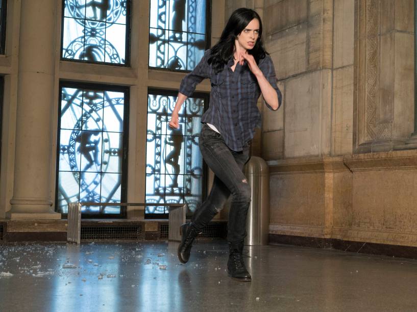 Krysten Ritter como Jessica Jones, em cena do seriado de mesmo nome