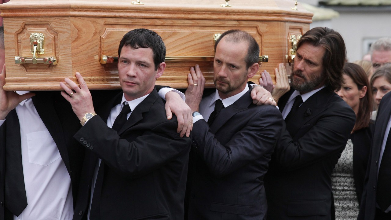 Jim Carrey carrega o caixão da ex-namorada, Cathriona White, durante funeral na Irlanda neste sábado (10)