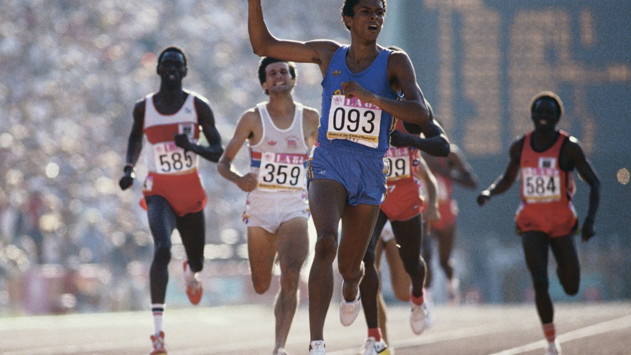 Joaquim Cruz vence o ouro nos Jogos Olímpicos de Verão de 1984