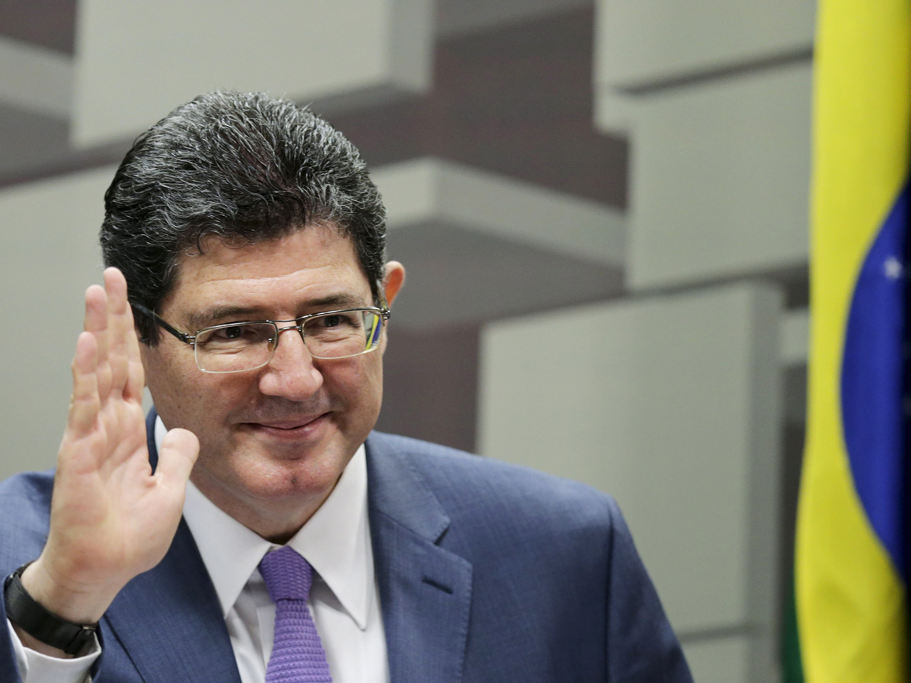 Governo faz afago a grandes empresas e recua em decisão de elevar tributo no câmbio