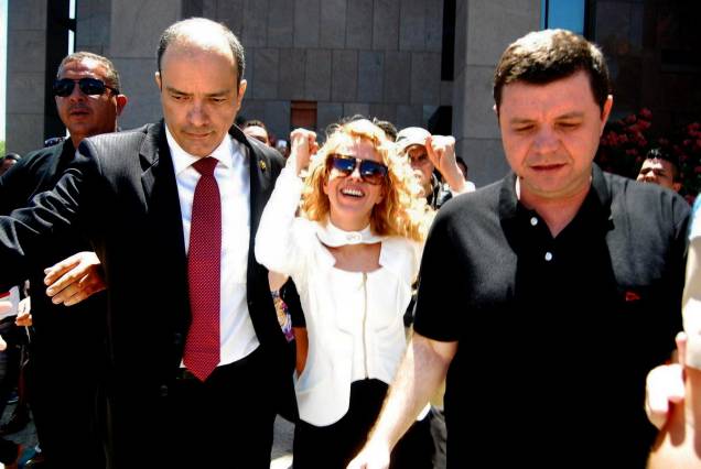 Joelma sai do fórum em Recife após oficializar o divórcio com Chimbinha