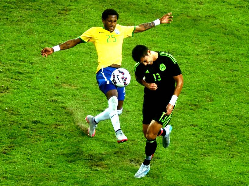 O jogador Fred disputa a bola durante partida na Arena do Palmeiras