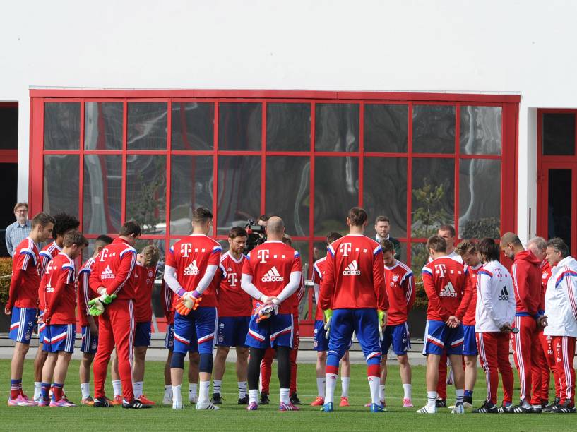 <p>Jogadores e comissão técnica do Bayern prestaram nesta quarta-feira (25) uma homenagem às vítimas do acidente aéreo da companhia alemã Germanwings nos Alpes franceses</p>