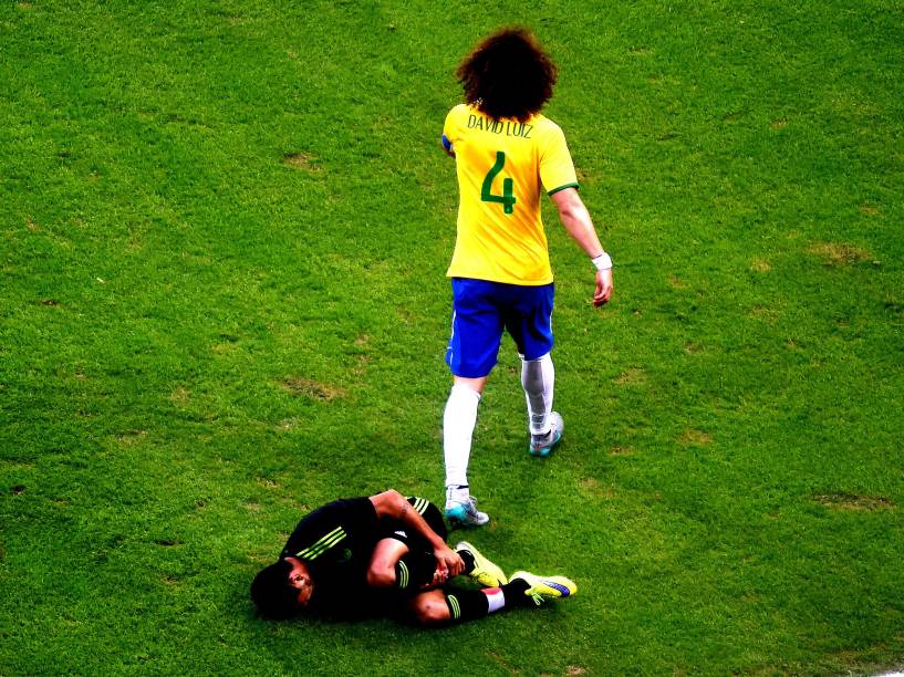 Davi Luiz, do Braisl,  disputa bola durante partida entre Brasil e México