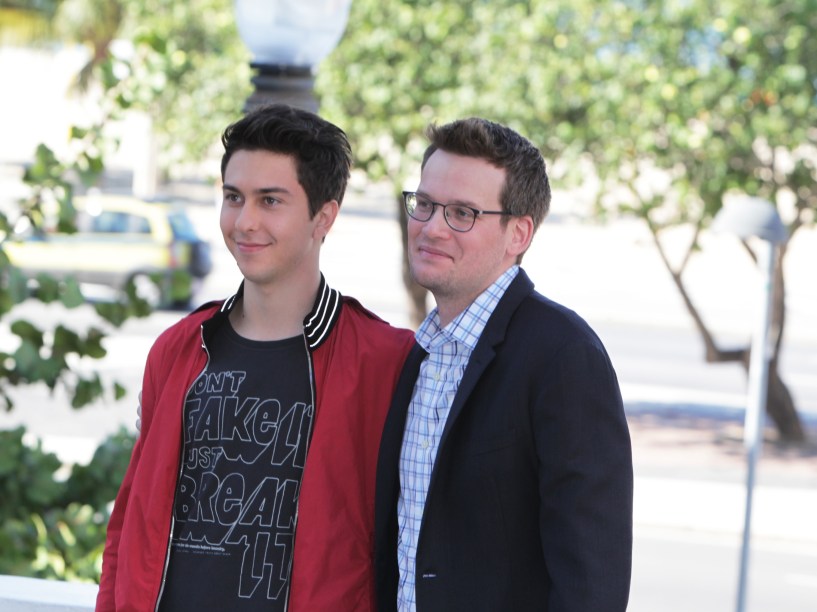 Nat Wolff e John Green na coletiva de imprensa do lançamento do filme Cidades de papel no Rio de Janeiro