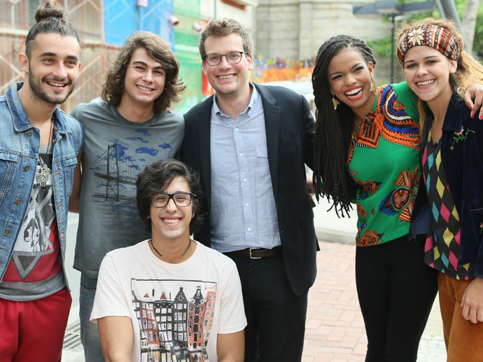 John Green e o elenco de Malhação