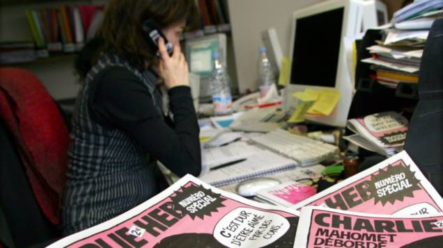 Jornalista trabalha na redação do Charlie Hebdo em 2006