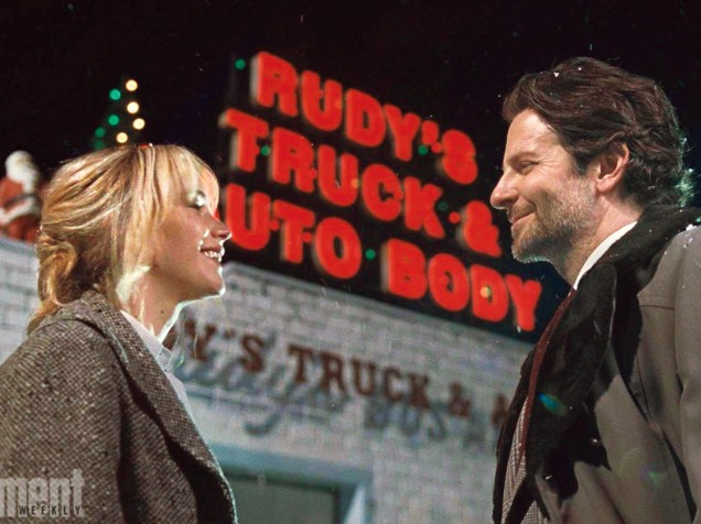 Jennifer Lawrence e Bradley Cooper no filme Joy