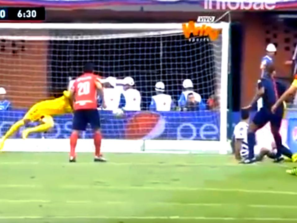 Chute desviou no árbitro Nolberto Ararat e enganou o goleiro do Alianza Petrolera