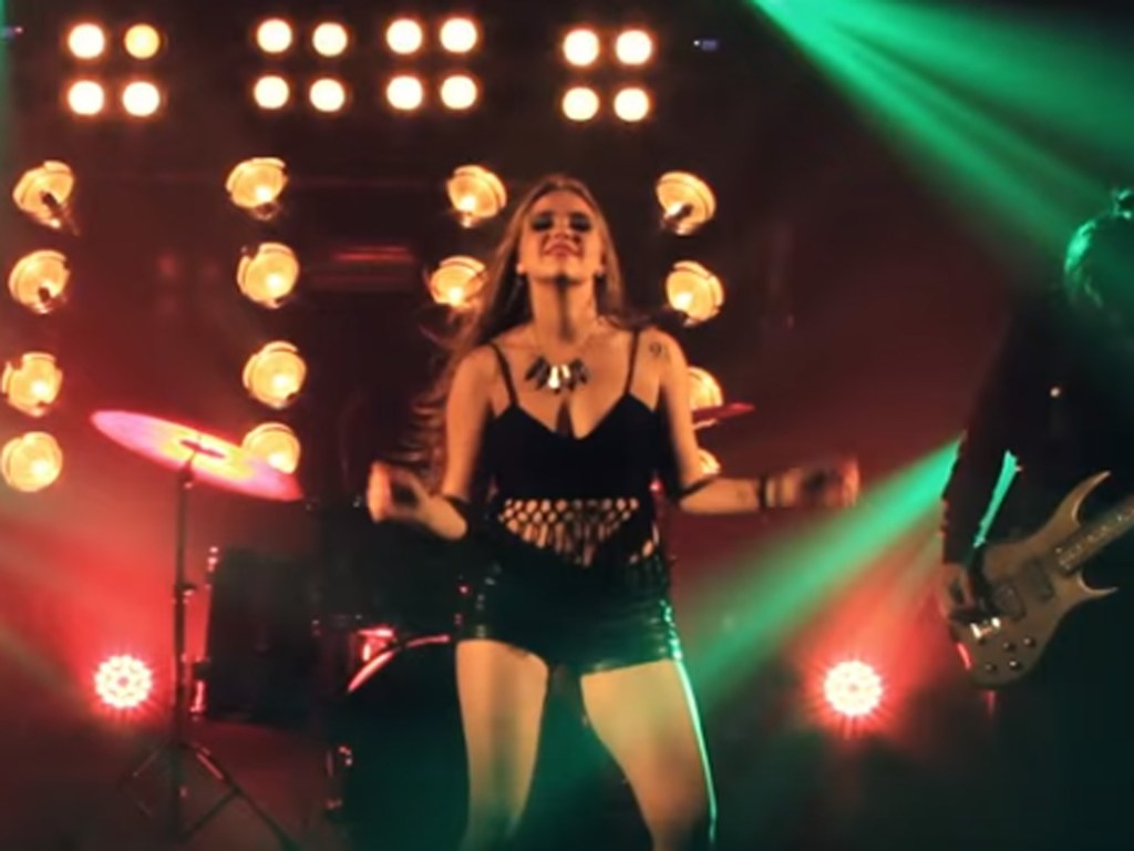 A cantora Jullia no clipe de 'Atrevida'