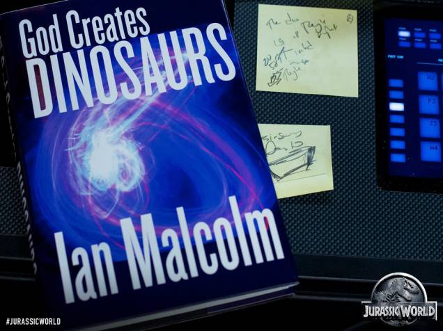 Imagem promocional de Jurassic World mostra livro escrito por Ian Malcolm, personagem-chave do primeiro e do segundo filmes da franquia e de ambos os livros nos quais Jurassic Park é inspirado