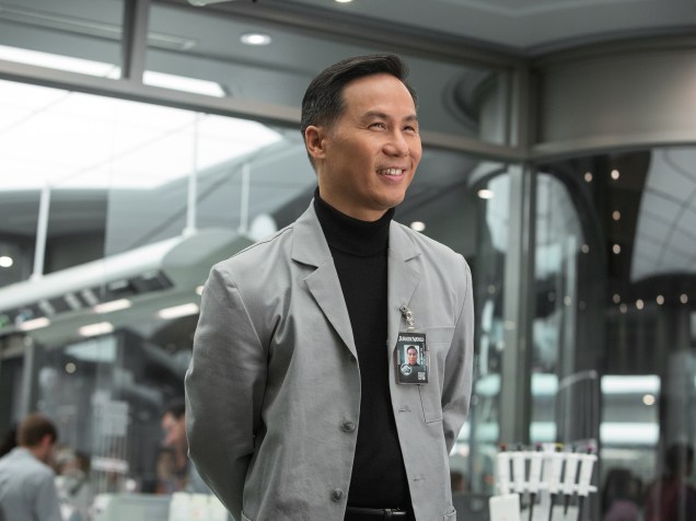 <p>Personagem dos filmes originais, o cientista Henry Wu é citado no quarto episódio</p>