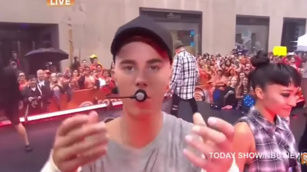 <p>Justin Bieber dá piti na TV por pensar que a câmera não o está seguindo</p>