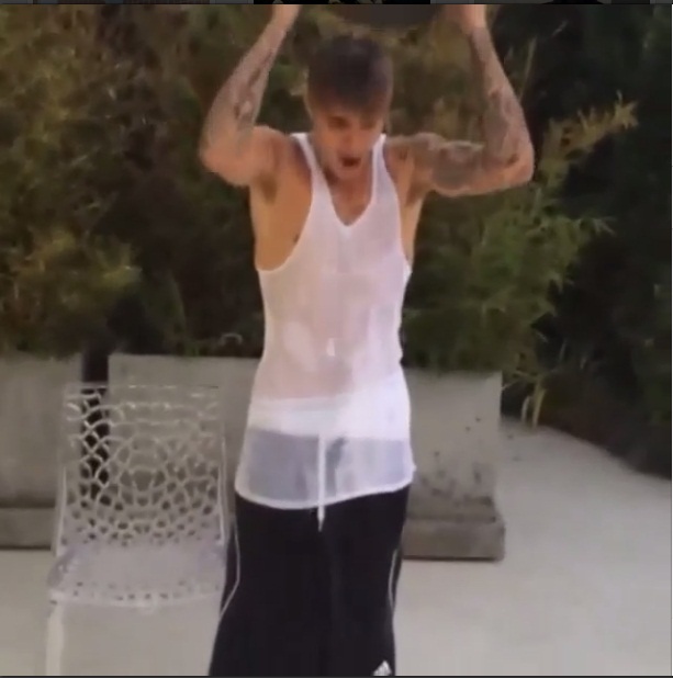 O cantor Justin Bieber também tomou o banho de gelo