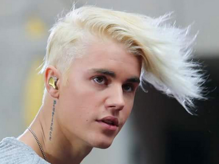<p>Justin Bieber aparece platinado para apresentação no programa Today, da rede americana NBC</p>