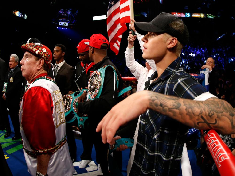 Justin Bieber conseguiu subir ao ringue antes da luta de Mayweather, mas foi barrado depois da vitória do amigo