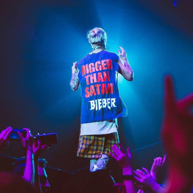Justin Bieber usa camiseta com frase 'Maior Que Satã' em show em Vancouver