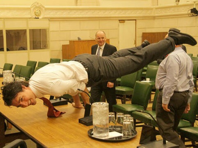 O primeiro-ministro canadense, Justin Trudeau, mostra suas habilidades na yoga