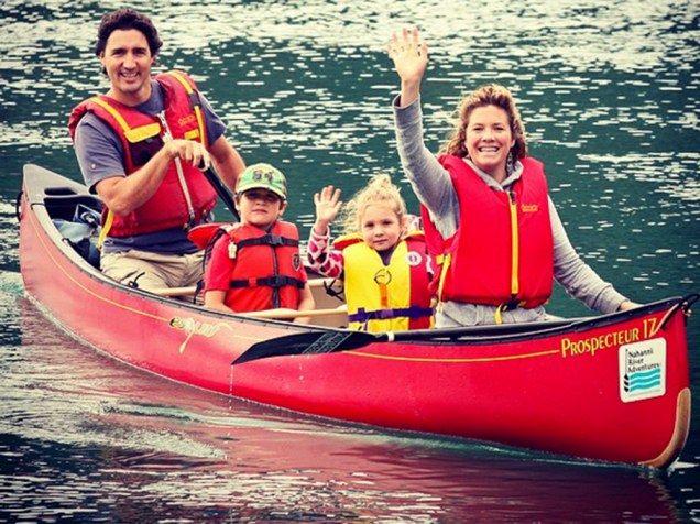 Justin Trudeau e sua família em um passeio de canoa