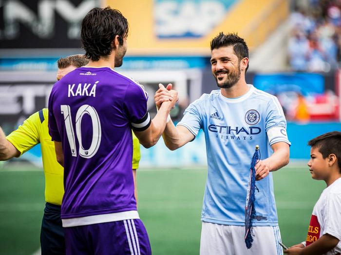 "Meu primeiro brinquedo foi uma bola, e continua sendo o mais especial", escreveu Kaká na legenda de uma foto recente