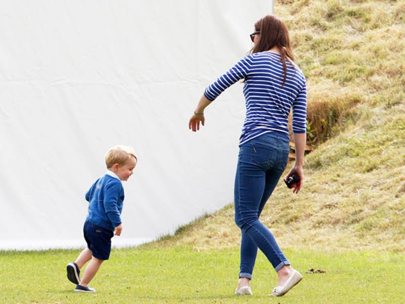 Kate Middleton brinca com George, em um clube de polo na Inglaterra