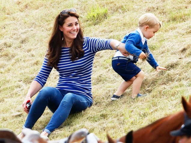 Kate Middleton brinca com o filho mais velho, George, em um clube de polo na Inglaterra