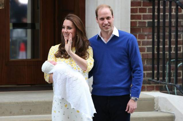 Kate Middleton e o marido, o príncipe William, deixam a maternidade com a filha recém-nascida, em 2 de maio de 2015