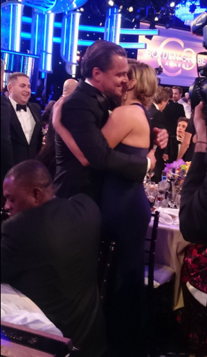 Kate Winslet abraça Leonardo DiCaprio após vitória do ator no Globo de Ouro