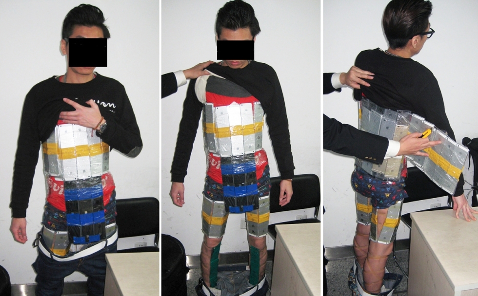 O contrabandista com os aparelhos iPhones em seu corpo