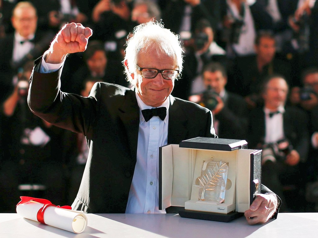 O diretor Ken Loach recebe a Palma de Ouro por "Moi, Daniel Blake", na 69ª edição do Festival de Cannes - 22/05/2016