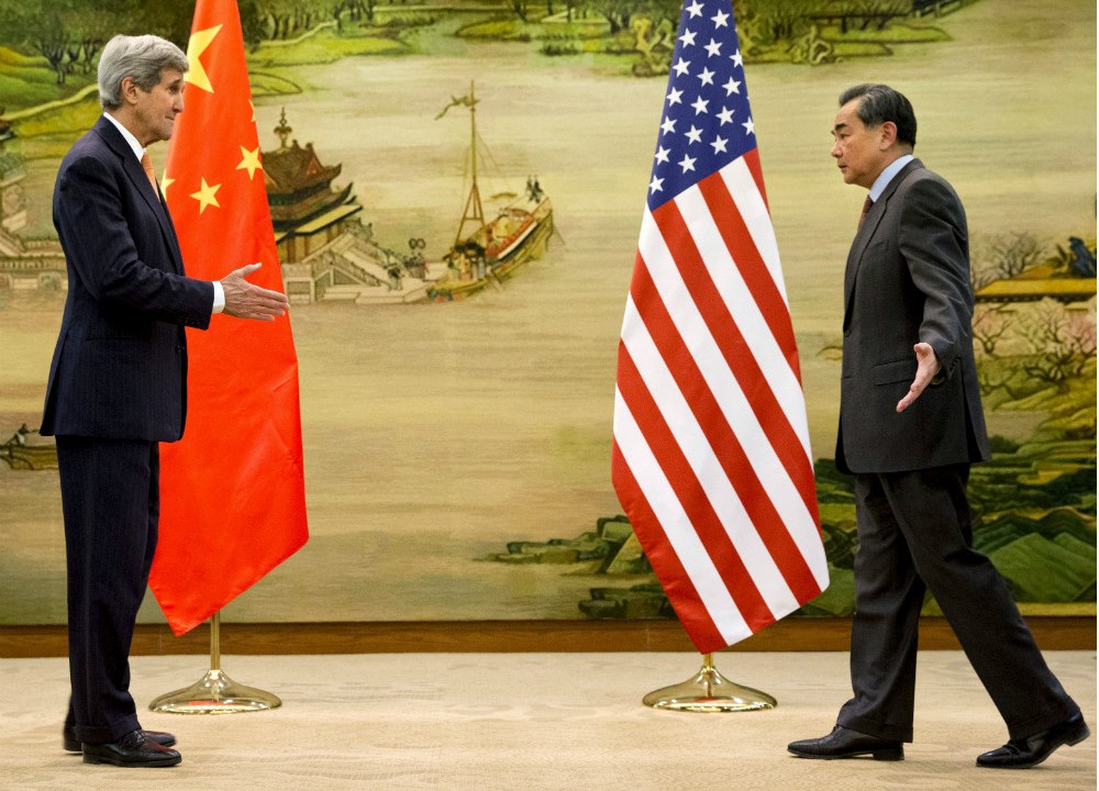 O secretário de Estado dos EUA John Kerry e o presidente chinês Xi Jinping, em Pequim