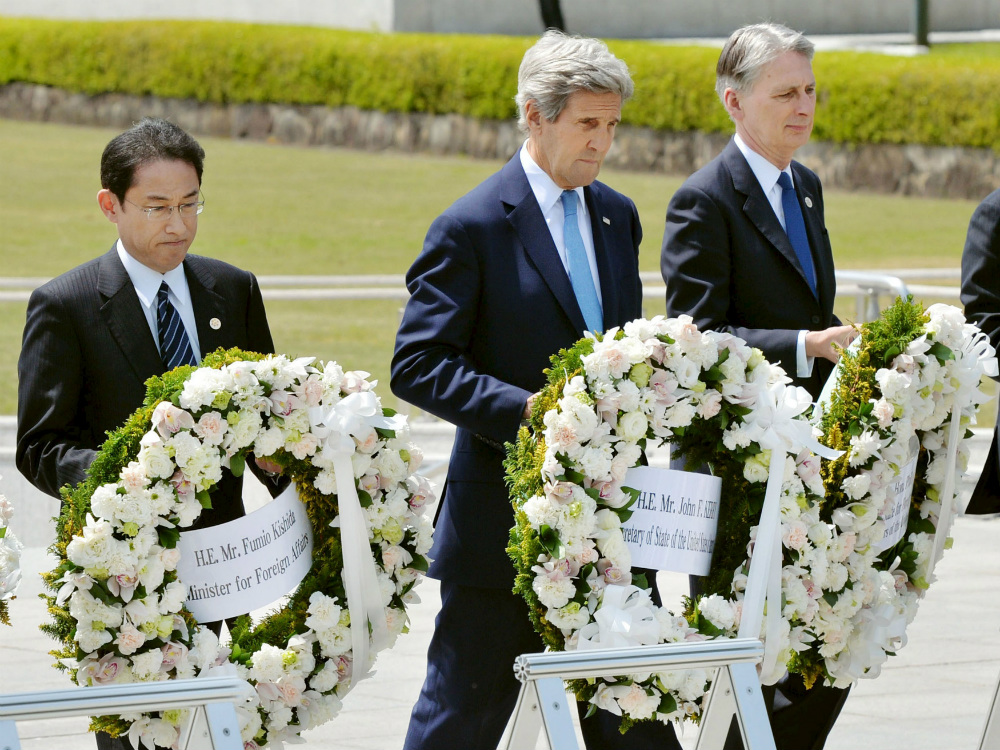 O secretário de Estado dos EUA, John Kerry (ao centro), ao lado do chanceler japonês Fumio Kishida (à esq.) e do chanceler britânico Philip Hammond (à dir.)