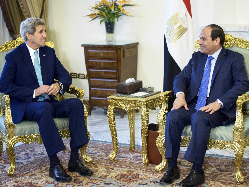 Abdel Sisi e John Kerry durante reunião no palácio presidencial no Cairo