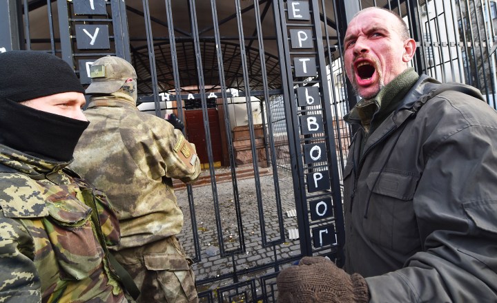 Manifestação de ucranianos frente a embaixada da Federação russa