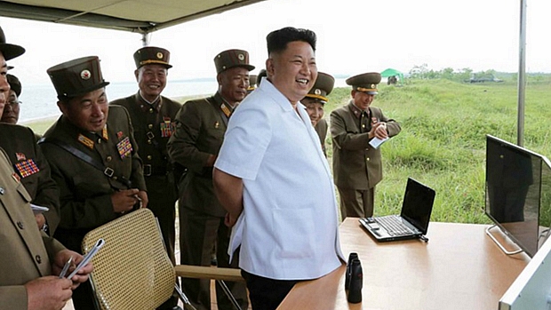 Kim Jong-un supervisiona lançamento de mísseis na Coreia do Norte