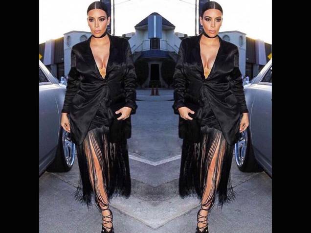 Kim Kardashian usa look composto por decotes e franjas
