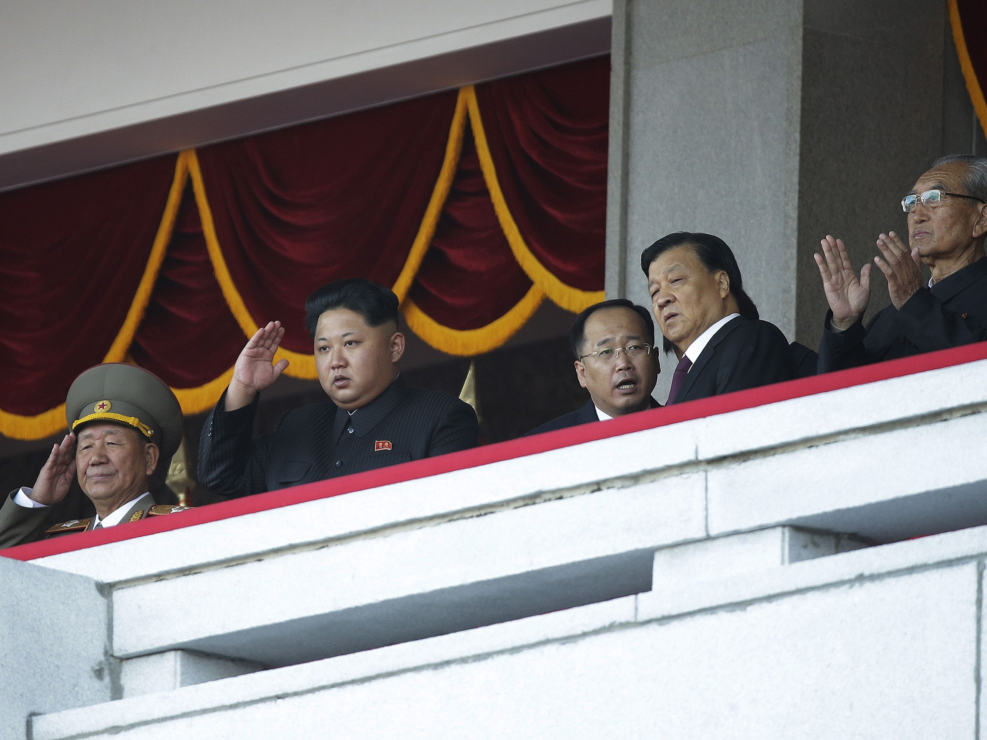 O líder da Coreia do Norte, Kim Jong-un, durante o desfile militar em comemoração aos 70 anos de fundação do Partido dos Trabalhadores, seu primeiro discurso público em dois anos e meio