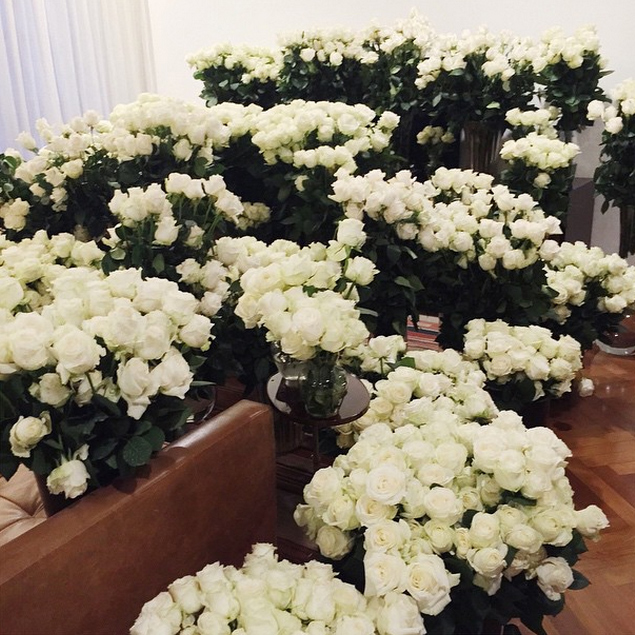 Segundo Kim Kardashian, as rosas brancas enviadas por Kanye West cobriram a suíte inteira do hotel