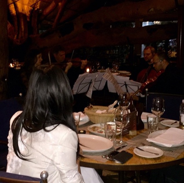 Kim Kardashian janta em São Paulo, ouvindo o quarteto de cordas contratado por Kanye West