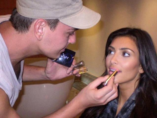 O maquiador Mario Dedivanovic e a socialite Kim Kardashian